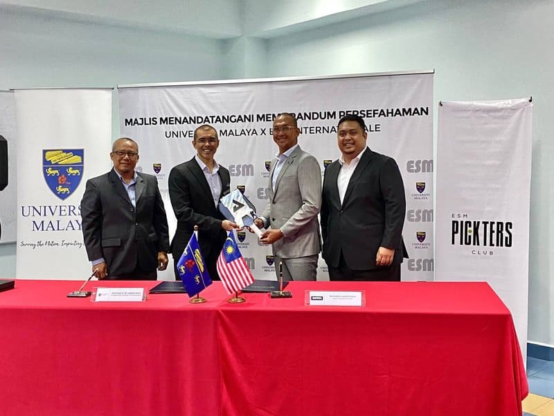 stakeholders from pickleball Malaysia shaking hands with sponsors.